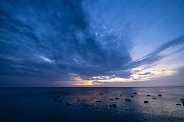 Paisagem Chuva Trovejante Com Nuvens Voadoras Sobre Mar Azul Turquesa — Fotografia de Stock