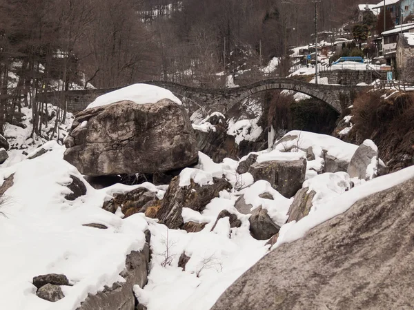 Verzasca Vadisi Ndeki Kış Manzarası Ticino Kantonu Sviçre Köprüsü Ndeki — Stok fotoğraf