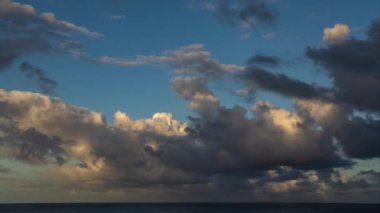 Karayip Denizi üzerinde hareket eden bulutlarda zaman kaybı