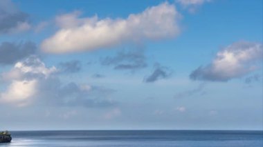 Karayip Denizi üzerinde hareket eden bulutlarla hızlandırılmış