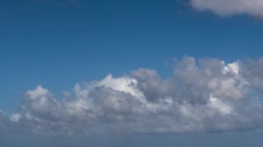 Karayip Denizi üzerinde hareket eden bulutlarda zaman kaybı