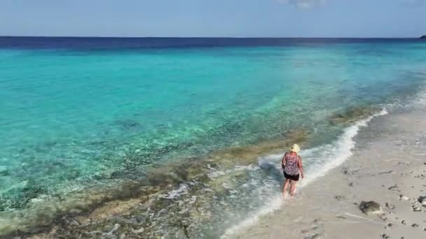 一名妇女在加勒比海一个热带岛屿上的白沙滩上散步 — 图库视频影像