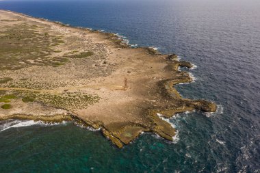 Karayip Denizi 'ndeki Curacao kıyılarının havadan görünüşü turkuaz su, uçurum, sahil ve Eastpoint etrafındaki güzel mercan resifleri. 