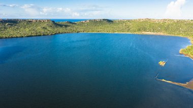 Okyanus, sahil, tepeler ve gökyüzü olan Curacao, Karayipler üzerindeki hava manzarası