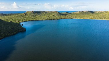 Okyanus, sahil, tepeler ve gökyüzü olan Curacao, Karayipler üzerindeki hava manzarası