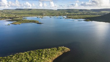 Okyanus, sahil, tepeler ve gökyüzü olan Curacao, Karayipler üzerindeki hava manzarası