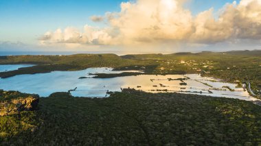 Okyanus, sahil, tepeler ve gökyüzü olan Curacao, Karayipler üzerindeki hava manzarası