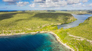 Okyanus, sahil, tepeler ve gökyüzü olan Curacao, Karayipler üzerindeki hava manzarası