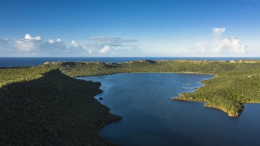 Okyanus, sahil, tepeler ve gökyüzü olan Curacao, Karayipler üzerindeki hava manzarası
