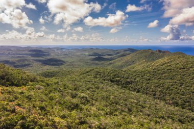 Curacao, Karayipler 'in üzerinde okyanus ve güzel gökyüzü manzarası