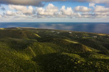 Curacao, Karayipler 'in üzerinde okyanus ve güzel gökyüzü manzarası