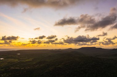 Curacao, Karayipler 'in üzerinde okyanus ve güzel gökyüzü manzaralı gün batımı manzarası