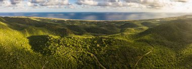 Curacao, Karayipler 'in üzerinde okyanus ve güzel gökyüzü manzarası