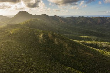 Curacao, Karayipler 'in üzerinde okyanus ve güzel gökyüzü manzarası