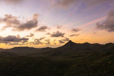 Curacao, Karayipler 'in üzerinde okyanus ve güzel gökyüzü manzaralı gün batımı manzarası