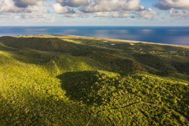 Curacao, Karayipler 'in üzerinde okyanus ve güzel gökyüzü manzarası