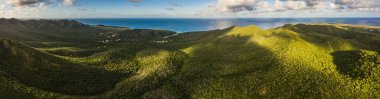Curacao, Karayipler 'in üzerinde okyanus ve güzel gökyüzü manzarası