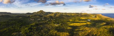 Curacao manzarasının üstündeki panoramik manzara, okyanus ve kıyı ile Karayipler