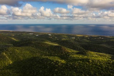 Curacao, Karayipler 'in üzerinde okyanus ve güzel gökyüzü manzarası