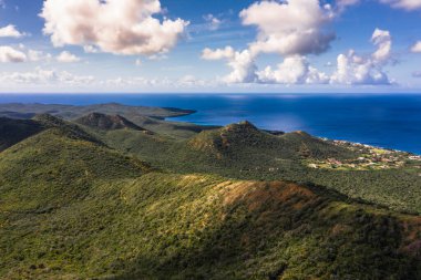 Curacao, Karayipler 'in üzerinde okyanus ve güzel gökyüzü manzarası