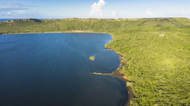 Okyanus, sahil, tepeler ve gökyüzü olan Curacao, Karayipler üzerindeki hava manzarası