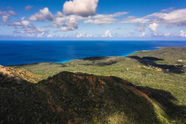 Curacao, Karayipler 'in üzerinde okyanus ve güzel gökyüzü manzarası