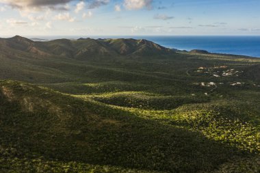 Curacao, Karayipler 'in üzerinde okyanus ve güzel gökyüzü manzarası