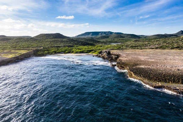 Curacao, Karayipler 'in üzerinde okyanus ve kıyı manzarası