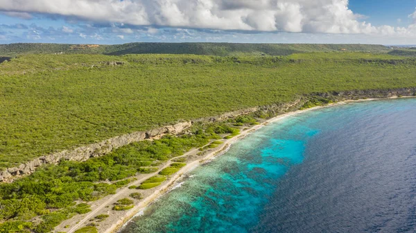 Okyanus, sahil, tepeler ve gökyüzü olan Curacao, Karayipler üzerindeki hava manzarası