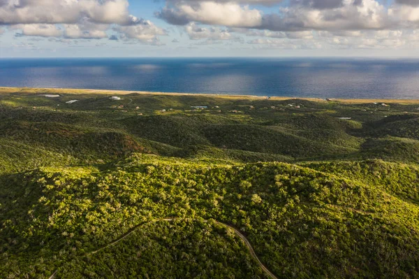 カラカオ 海と美しい空のカリブ海の景色の上の空の眺め — ストック写真
