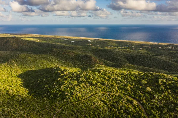 カラカオ 海と美しい空のカリブ海の景色の上の空の眺め — ストック写真