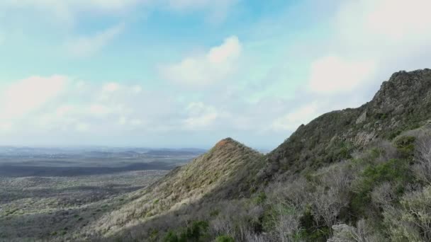 カリブ海の島の風光明媚な山々を眺める — ストック動画