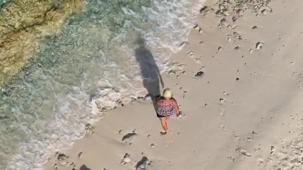 Μια Γυναίκα Περπατώντας Κατά Μήκος Της Λευκής Παραλίας Ένα Τροπικό — Αρχείο Βίντεο