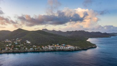 Karayip Denizi 'ndeki Curacao' nun güzel sahil manzarası.