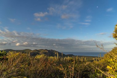Karayipler 'deki adada bulutlu gökyüzü manzarası