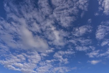 Beyaz bulutlu güzel mavi gökyüzü