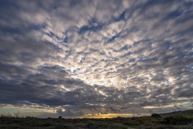 Karayipler 'de bir adada gün batımının manzarası
