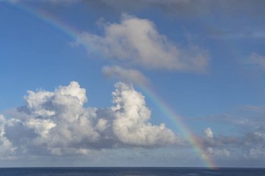 Karayipler 'de gökkuşağı ve bulutların manzarası
