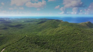 Curacao, Karayipler 'deki okyanus, sahil ve dağların üzerindeki hava manzarası.