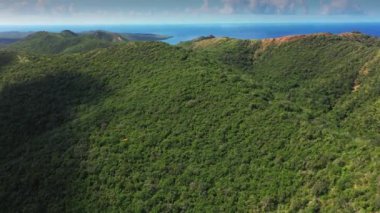 Curacao, Karayipler 'deki okyanus, sahil ve dağların üzerindeki hava manzarası.