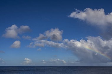 Karayipler 'de gökkuşağı ve bulutların manzarası