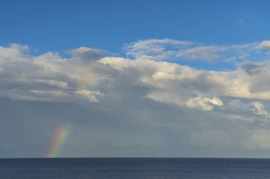 Karayipler 'de gökkuşağı ve bulutların manzarası
