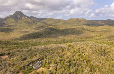Karayipler 'deki bir adanın manzarası üzerinde resim gibi bir hava manzarası.