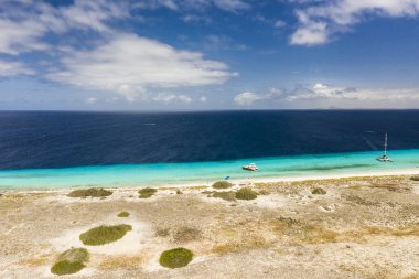 Karayipler 'de resim gibi küçük bir adanın havadan görünüşü
