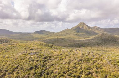Karayipler 'deki bir adanın manzarası üzerinde resim gibi bir hava manzarası.