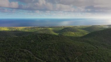 Curacao, Karayipler 'deki okyanus, sahil ve dağların üzerindeki hava manzarası.