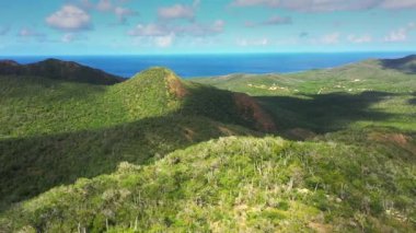 Curacao, Karayipler 'deki okyanus, sahil ve dağların üzerindeki hava manzarası.