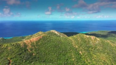 Curacao, Karayipler 'deki okyanus, sahil ve dağların üzerindeki hava manzarası.