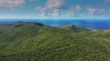 Curacao, Karayipler 'deki okyanus, sahil ve dağların üzerindeki hava manzarası.