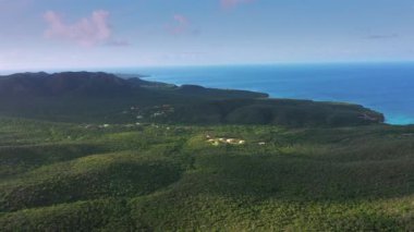 Curacao, Karayipler 'deki okyanus, sahil ve dağların üzerindeki hava manzarası.